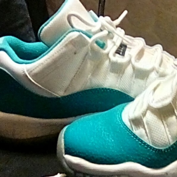 Jordan 11 Retro Low (RARE) Kids - Picture 2 of 5